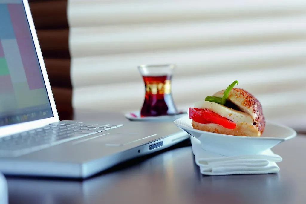 Mövenpick Hotel İzmir 5*,